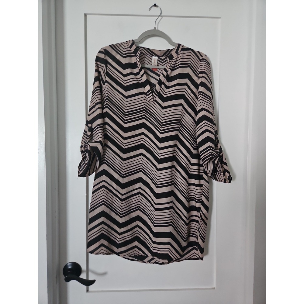 No Boundaries Chevron Dress Medium 7-9 Black Taupe Shift V-Neck Roll Tab Sleeve